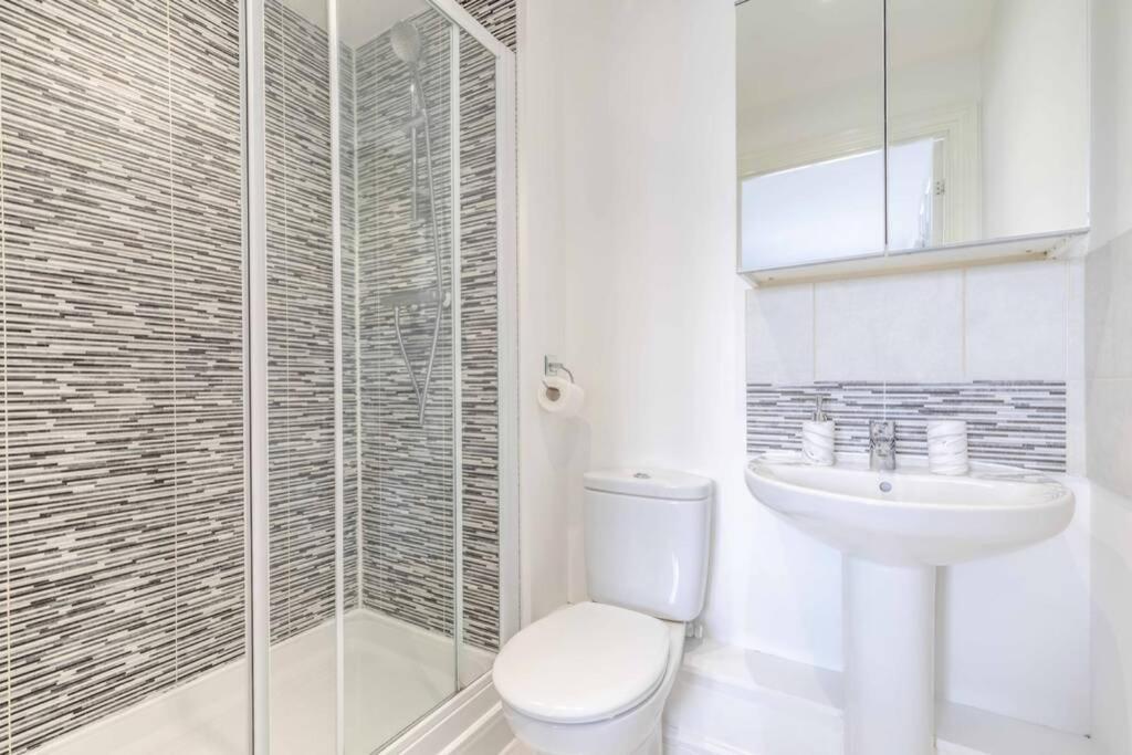2 Bed & 2 Bath Cosy Apartment Slough- Free Parking Экстерьер фото