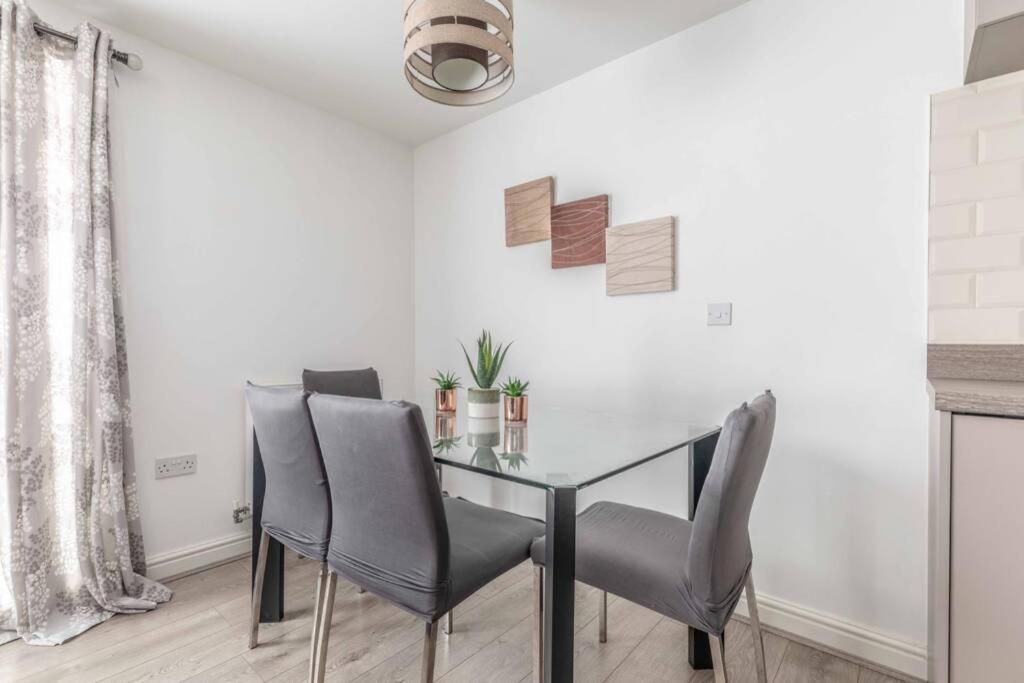 2 Bed & 2 Bath Cosy Apartment Slough- Free Parking Экстерьер фото