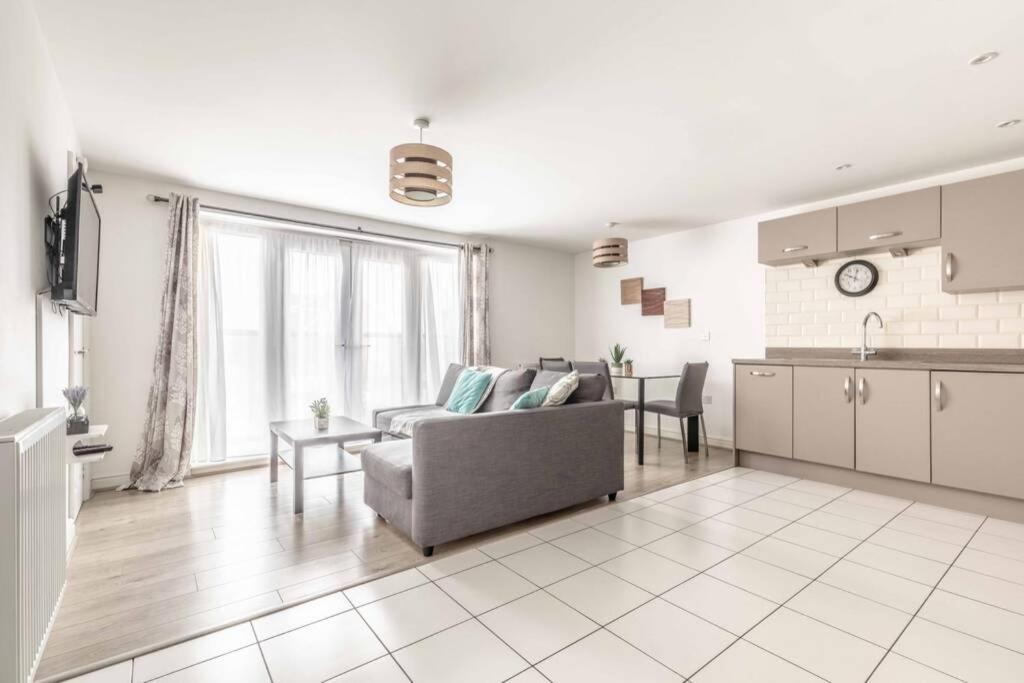 2 Bed & 2 Bath Cosy Apartment Slough- Free Parking Экстерьер фото