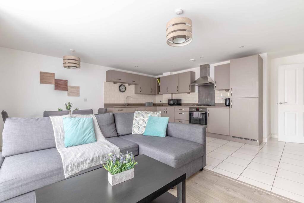 2 Bed & 2 Bath Cosy Apartment Slough- Free Parking Экстерьер фото